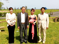 左から、ピアニストの小ノ澤さん、宮嶋市長、私、ふるさと大使の櫻井さん