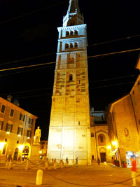 モデナの夜、ギルランディーナの鐘。ドゥオーモは地震の影響で修復中でした。。